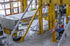 Hybrydowy dźwigar z recyklowanych łopat turbin wiatrowych i betonu niekonwencjonalnego